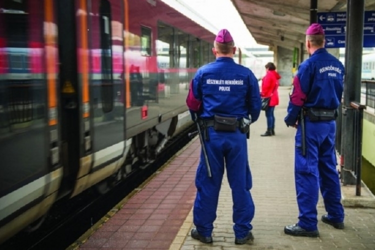 Fokozottan ellenőrzi a vonatokat és vasútállomásokat a rendőrség