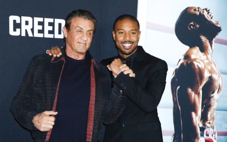 Stallone szögre akasztja Rocky bokszkesztyűjét