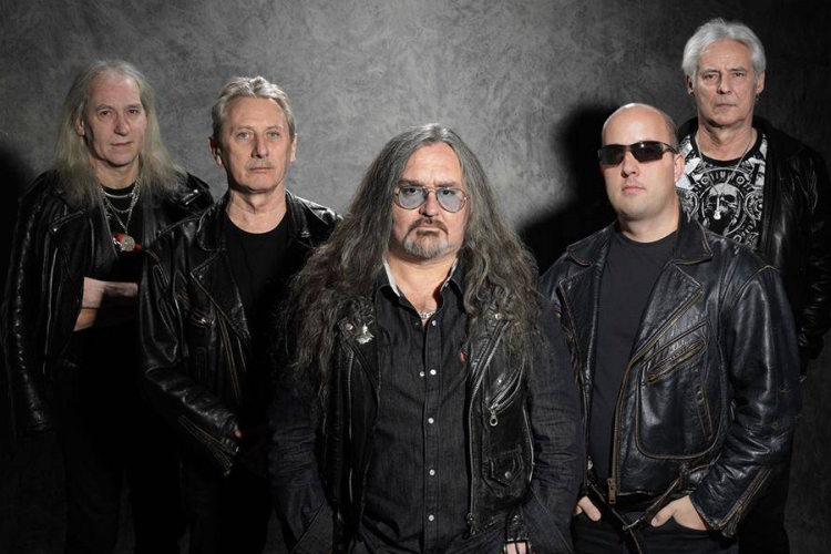 Legjobb dalaiból válogat pénteki koncertjén a Dinamit