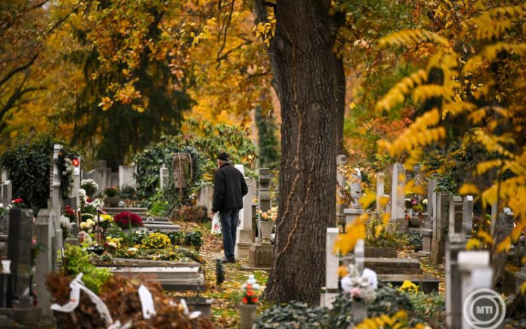 Halottak napja - Országszerte hosszabb ideig tartanak nyitva a temetők