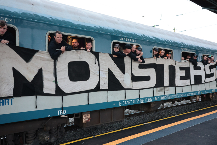 Szijjártó Péter: bekérettük az osztrák nagykövetet a ferencvárosi szurkolók vonatának megállítása miatt